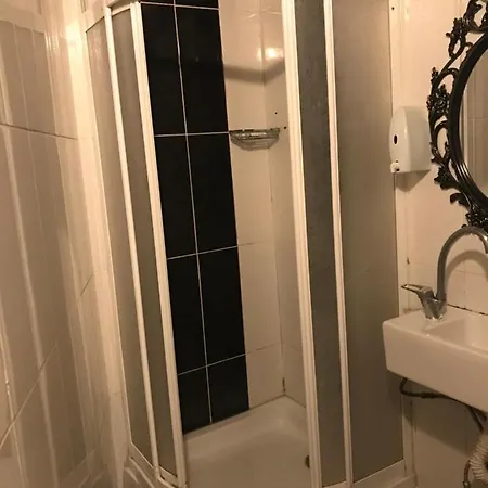 بيت شباب استقلال تراس