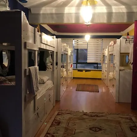 بيت شباب استقلال تراس بيت شباب