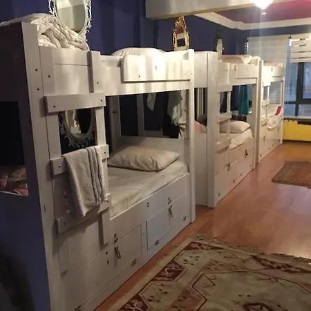 بيت شباب استقلال تراس بيت شباب *